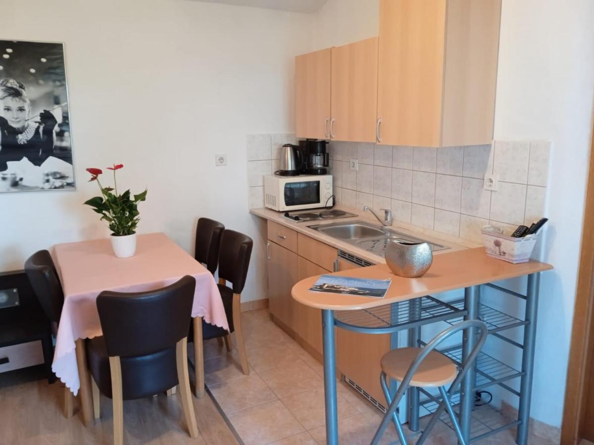 Pelivan Apartments Каштела Экстерьер фото